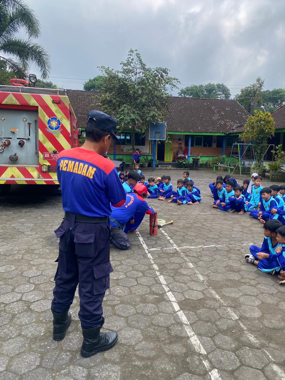 Sosialisasi Pemadam Kebakaran di SDN Cancangan: Edukasi Keselamatan Sejak Dini oleh Kelompok PLK UNY Mengabdi